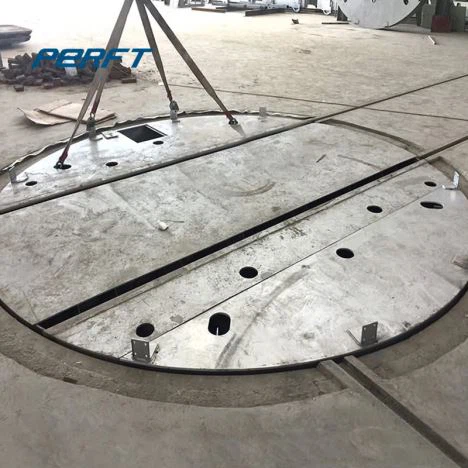 Sliežu piekabe ar pagrieziena galdu