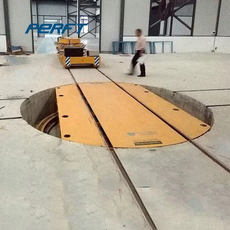 Dzelzceļa pārsēšanās vagons, kas brauc uz pagrieziena galda